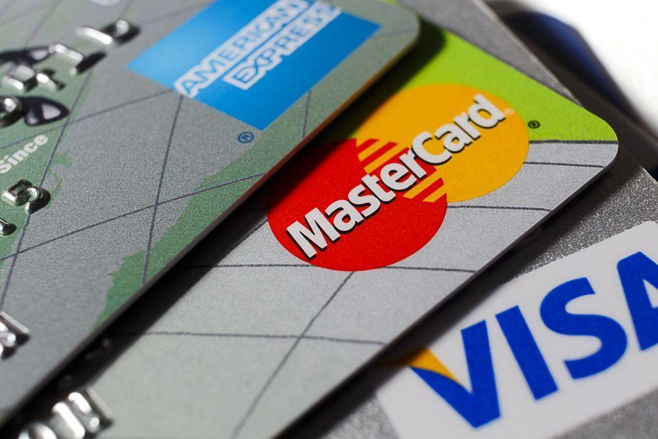 Bilde av tre kredittkort. American express, Mastercard og VISA.