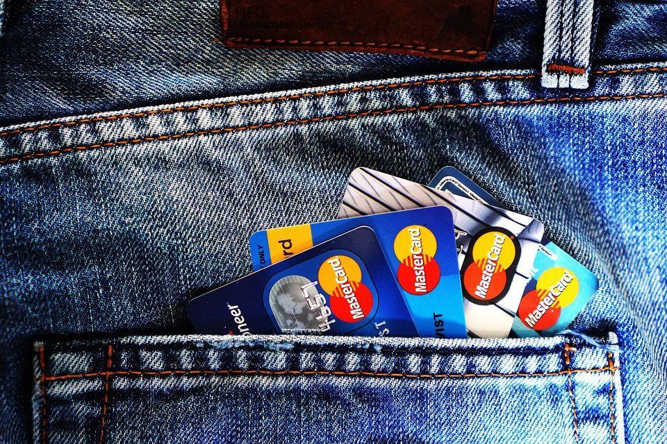 Jeans med 4 mastercard stikkende ut av lommen